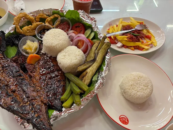 Grilled fish platter with rice, calamares and ensaladang mangga